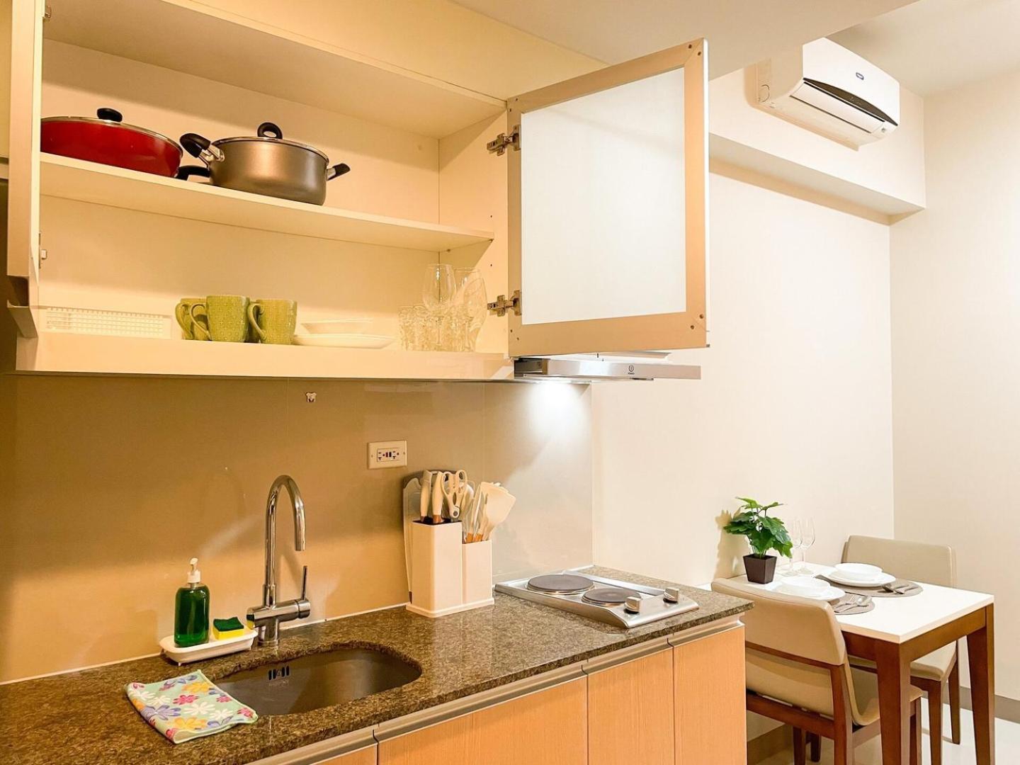 Chillhive In Bgc Near Uptown Mall #ournw17a Holiday home *